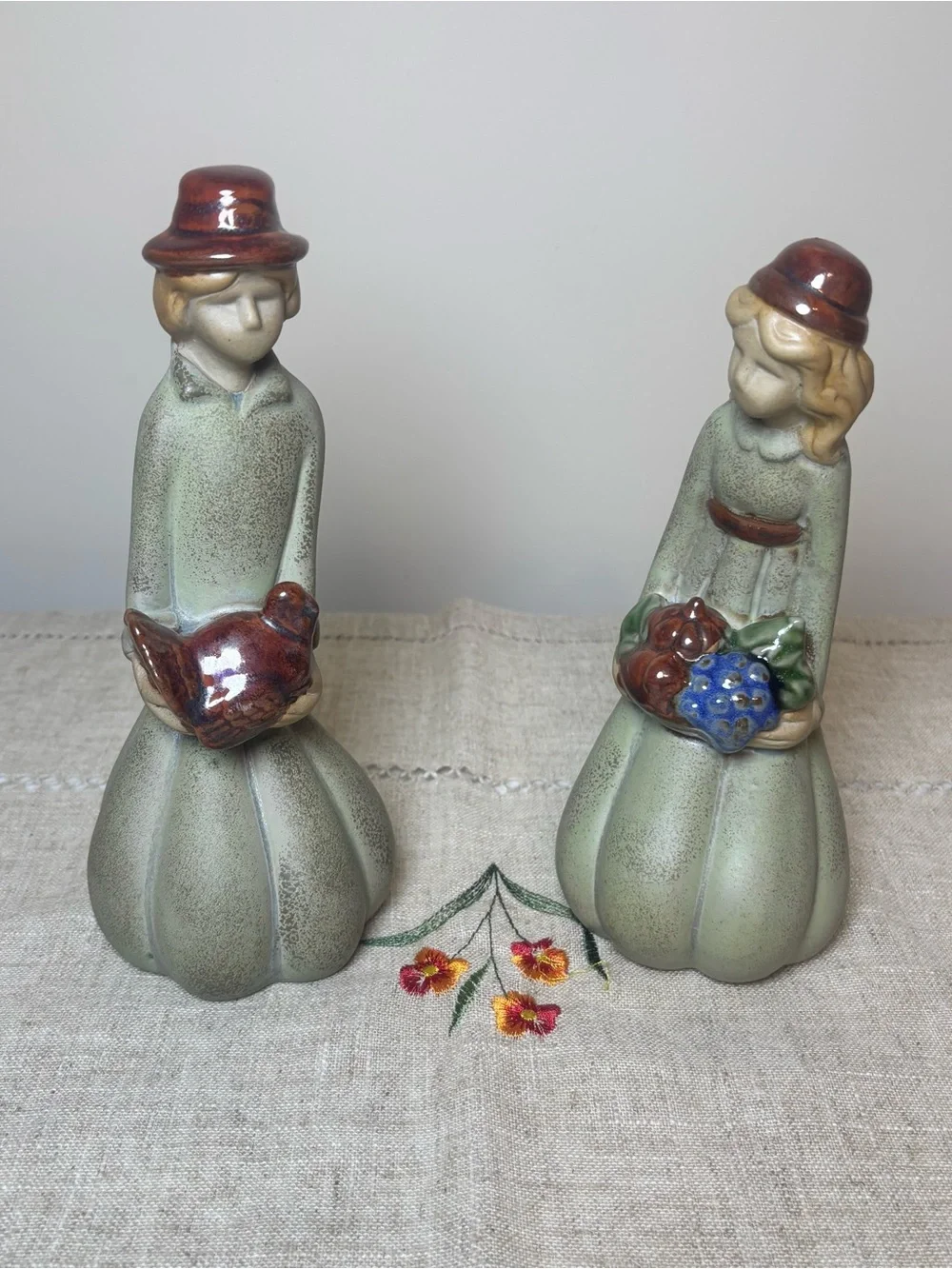 Pier 1 Thanksgiving Pilgrim Figurines 1970s Ceramic Set of 2 Folk Art MCM